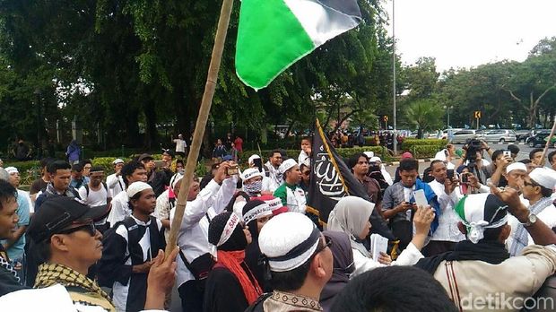 Massa yang mengatasnamakan Mujahid 212 berdemo di depan Kedubes AS