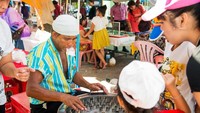 Sekilas memang sangat mirip dengan es goyang yang ada di Indonesia ya. Tapi di pasar Chatuchak namanya es loli yang dijual dengan beragam rasa dan warna-warni. Sehingga cocok jadi pelepas dahaga sekaligus makanan instagramable! Nah, kalau ke Thailand jangan lupa mampir ke Pasar Chatuchak yang ada di 587/10 Kamphaeng Phet 2 Rd. Buka dari jam 9 pagi hingga 6 sore. Foto: Istimewa