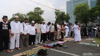 Salat berjemaah digelar di depan gedung Kedutaan Besar Amerika Serikat di Jakarta Pusat.
