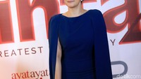 Janda Zack Lee itu memilih hadir dengan cape dress biru. Pool/Palevi S/detikFoto.