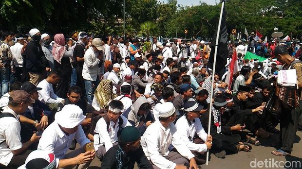Massa pendemo di depan Kedubes AS