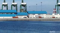 Dari 20 km yang dibangun, pemerintah membagi pekerjaan jadi 3 bagian. Kementerian PUPR membangun 4,8 km di wilayah Kamal Muara, Kalibaru dan Pluit di Muara Baru. Bagian lainnya akan dibangun oleh Pemda DKI sepanjang 6,7 km, yang berada di wilayah Kamal Muara, Muara Angke, Sunda Kelapa dan Kali Blencong. Sementara sisa panjang tanggul sekitar 8,5 km akan dibangun oleh swasta yang melibatkan Intiland dan PT Pembangunan Jaya Ancol