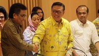 Agung Laksono berjabat tangan dengan Ridwan Bae saat melakukan pertemuan di kantor DPP Golkar, Jl Anggrek Neli, Jakarta Barat, Jumat (8/12/2017).