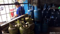 Tabung-tabung kosong itu nampak tersusun di depan pintu masuk toko. Pemilik toko, Arif, mengatakan bahwa pihaknya biasa mendapat kiriman tabung gas dalam dua hari sekali sebanyak 20 tabung. Namun pada awal Desember ini ia sempat tidak mendapatkan kiriman selama 4 hari.