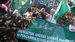 Foto: Polisi Padamkan Ban yang Dibakar Massa di Kedubes AS