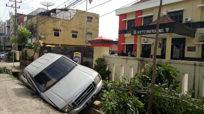 Bruk! Ford Ranger Masuk Got di Depan Ditbinmas Polda Sumsel