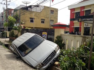 Bruk! Ford Ranger Masuk Got di Depan Ditbinmas Polda Sumsel
