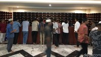 Di sana juga tersedia tempat penitipan sandal atau pun sepatu. Jika tidak mau menitip, alas kaki harus disimpan di dekat pintu masuk (Agus/detikTravel)
