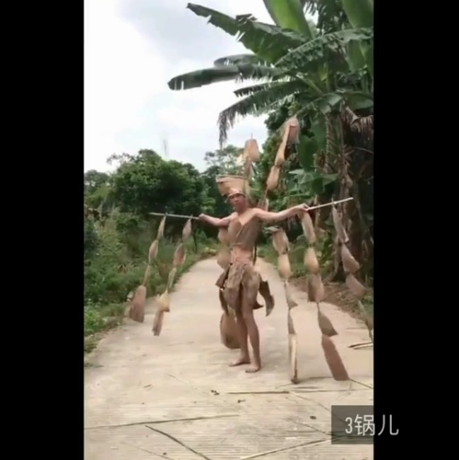 Kali ini seorang pria memakai daun kering yang sudah berwarna cokelat. Daun tersebut disusun rapi dan kreatif sehingga membentuk sayap Angel. Video ini dinamakan Victorias Secret Eco-Friendly Angels oleh 9gag. Foto: Dok. Instagram
