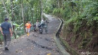 Jalan jadi berbahaya untuk dilintasi.