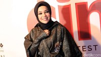 Ia tampak anggun dengan gaun hitam menyapu lantai. Pool/Palevi S/detikFoto.