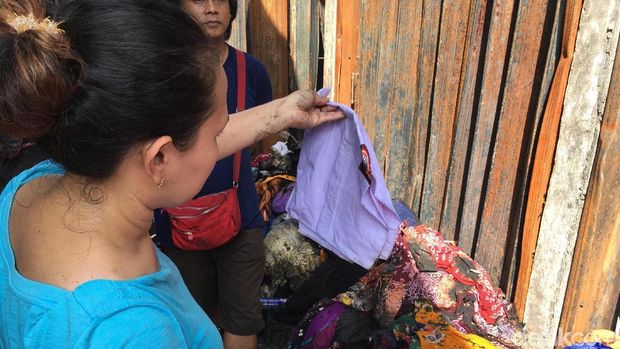 Pedagang menyelamatkan dagangannya