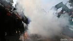 Foto: Polisi Padamkan Ban yang Dibakar Massa di Kedubes AS