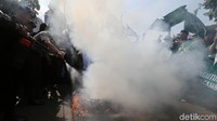 Asap mengepul dari lokasi pembakaran ban.