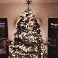 Jessica Alba memilih dekorasi bernuansa rustic yang hangat untuk dekorasi pohon natalnya. (Foto: Instagram)