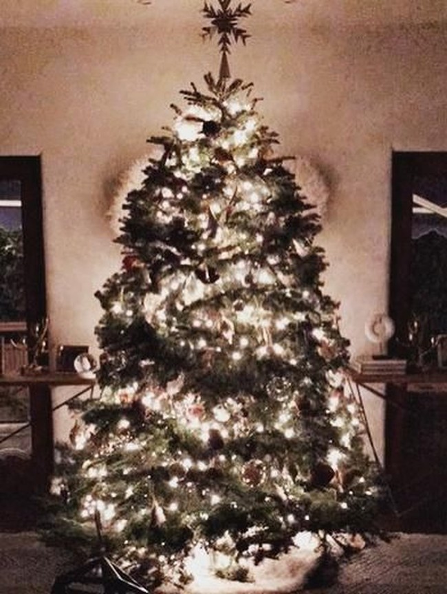 Jessica Alba memilih dekorasi bernuansa rustic yang hangat untuk dekorasi pohon natalnya. (Foto: Instagram)