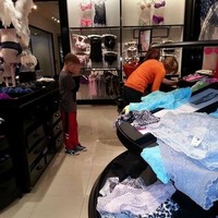 Kasihan, bocah lelaki ini malu ketika diajak ibu dan saudarinya belanja pakaian dalam wanita. Foto: ist