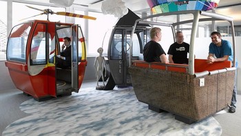 Di sini, karyawan Google bisa rapat ataupun bekerja sendiri di ruangan kecil mirip balon udara. Foto: Office Snapshot