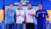 Executive Vice President Region III/Jakarta 1 Aquarius Rudianto denagn didampingi Vice President Region III / Jakarta 1 Reza Adriansyah, Senior Vice President Transaction Banking SME Sales Group Angga Erlangga Hanafie, dan Vice President Area Jakarta Kota Dedi Supriadi, secara resmi membuka Lelang Mandiri Dagang Untung 2017 di Cluster Glodok Jakarta bertempat di Novotel Glodok, Jumat (8/12/2017). Foto: dok. Mandiri