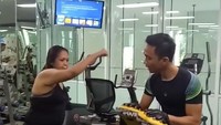 Meski mengalami kehidupan yang berliku-liku, Ely tetap kuat. Apalagi saat melakukan salah satu olahraga yakni Muay Thai. Foto: Instagram @mpok_ely_rosy_