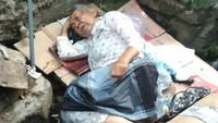 Pakaian dan alas tidur pria lansia ini sudah kotor dan bau serta dipenuhi kotorannya sendiri. Foto: dok Dinas Sosial DKI Jakarta