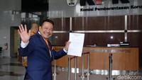 Otto pun mengaku telah bertemu langsung dengan Novanto pada Kamis (7/12) di rutan KPK. Otto menyampaikan niatnya mundur dari tim kuasa hukum Ketua DPR dan Ketua Umum Partai Golkar tersebut.