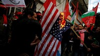 Demonstran membakar bendera Amerika Serikat di Gaza City pada 7 Desember 2017 (Foto: Dok. REUTERS/Mohammed Salem)