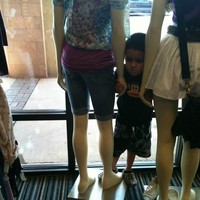 Saat bosan dan lelah, anak-anak sering mencari hiburan dengan boneka manekin. Foto: ist