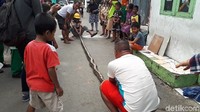 Ditemuinnya di dekat sini, belakang pos. Pas ditemuin lagi diam aja, kata warga yang ikut menangkap ular tersebut, Ito Sugiyanto (50) saat ditemui, Jumat (8/12/2017).
