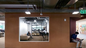 Ruang rapat yang terlihat benar-benar hommy. Foto: Office Snapshot