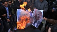 Tak hanya gambar Trump, gambar Perdana Menteri Israel Benjamin Netanyahu pun jadi sasaran pembakaran. 7 Desember 2017 (Foto: Dok. AFP/Mohammed Abed)