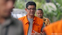 Dalam kasus ini KPK menetapkan empat orang sebagai tersangka, yakni anggota DPRD Jambi Supriono, Plt Sekda Pemprov Jambi Erwan Malik, Plt Kadis PU Arfan, dan Asisten Daerah III Pemprov Jambi Saifudin. Dalam kasus ini KPK menetapkan empat orang sebagai tersangka, yakni anggota DPRD Jambi Supriono, Plt Sekda Pemprov Jambi Erwan Malik, Plt Kadis PU Arfan, dan Asisten Daerah III Pemprov Jambi Saifudin.