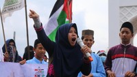 Tak hanya berorasi, massa di Aceh juga menggelar aksi teatrikal (Foto: Agus Setyadi)