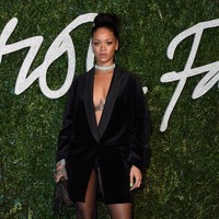 Versi yang lebih menantang dipilih Rihanna saat menghadiri British Fashion Awards 2014. Garis leher lebih dalam, sementara bagian bawah jatuh di atas paha. (Foto: Pascal Le Segretain/Getty Images)
