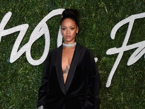 Rihanna Jimatnya Oezil?