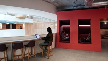 Selain gaji besar, karyawan juga mendapat uang saku besar saat liburan. Foto: Office Snapshot