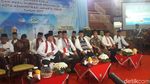 Momen Anies Pakai Syal Indonesia-Palestina Saat Kunker