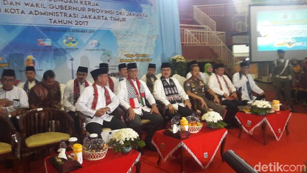 Gubernur DKI Anies Baswedan memakai syal bendera Indonesia-Palestina saat kunker di Jakarta Timur