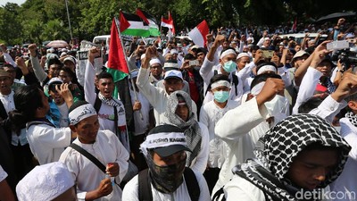 Suasana Terkini Demo di Depan Kedubes AS