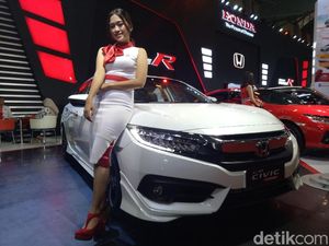 Liburan, Calon Dokter Cantik Ini Jadi SPG di Pameran Mobil