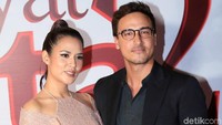 Keduanya terlihat serasi dengan gaun dan setelan jas. Pool/Palevi S/detikFoto.