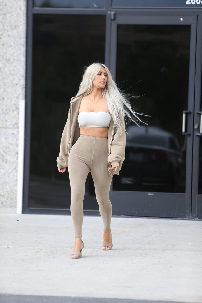 Promosi lewat dunia maya yang lalu jadi viral tampaknya memang diincar Kanye West kali ini. Akhir-akhir ini, Kim Kardashian memakai koleksi terbaru Yeezy yang didominasi palet warna netral seperti coklat, hitam dan sentuhan dusty blue. Foto: Dok. Yeezy Season 6