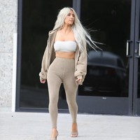 Promosi lewat dunia maya yang lalu jadi viral tampaknya memang diincar Kanye West kali ini. Akhir-akhir ini, Kim Kardashian memakai koleksi terbaru Yeezy yang didominasi palet warna netral seperti coklat, hitam dan sentuhan dusty blue. Foto: Dok. Yeezy Season 6