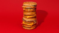 Nah, ini dia 4 tumpuk burger McD yang secara total dilahap Trump. Dua Big Mac dan dua Fillet-O-Fish. Anda sanggup menghabiskannya? Foto: This Is Insider