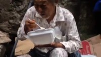 Dari video, tampak ada sejumlah orang yang bersimpati terhadap bapak bernama Udjan Susanto ini, termasuk Wennylie. Dia memberikan bubur kepada bapak tersebut yang kelaparan. (Foto: Screenshot Video yang Viral)