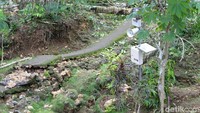 Fenomena tanah bergerak merusak jalan di beberapa lokasi.