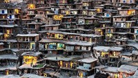 Pegunungan Alborz di Iran utara punya destinasi menarik bagi para traveler. Di sana ada sebuah desa yang terbuat dari atap, namanya Masouleh (@reza_palangroodi/Instagram)