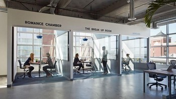 Desainnya pun sangat keren, ini adalah ruang-ruang rapat buat karyawan. Foto: Office Snapshot