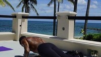 Posisi plank tampaknya menjadi kesenangan tersendiri saat workout rutinnya. Foto : Instagram @usher
