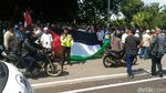 Foto: Bendera Palestina Dibentangkan di Aksi Demo depan Kedubes AS